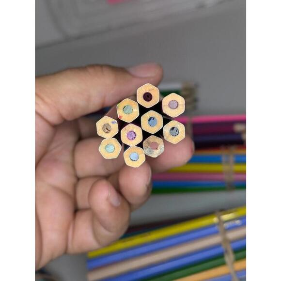 Lot of 102 Crayola Pencil Crayons Full Spectrum Of Colours - Picture 8 of 8